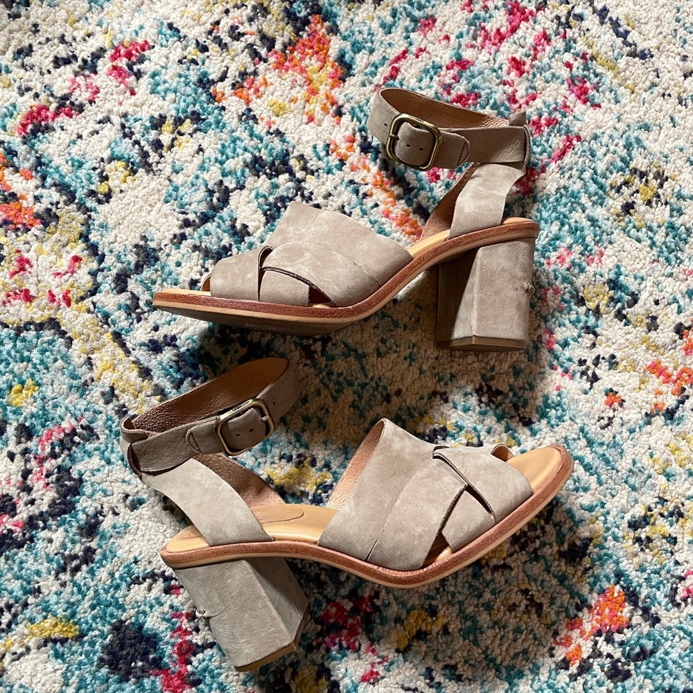 Ugg “Sandra” Heeled Sandal - Picture 2 of 10